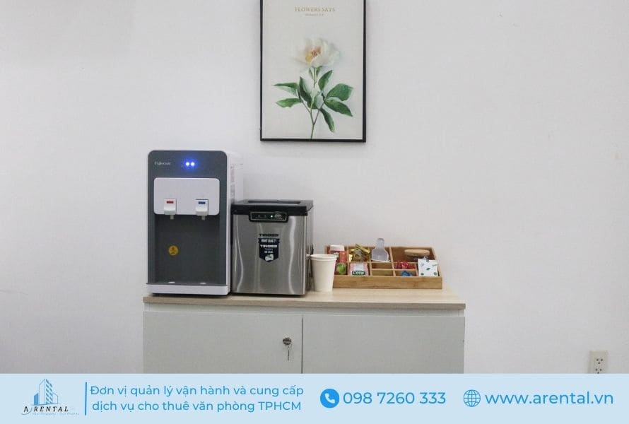 Quầy pantry đầy đủ nước, cafe, trà cho khách thuê văn phòng ảo khi đến tòa nhà.
