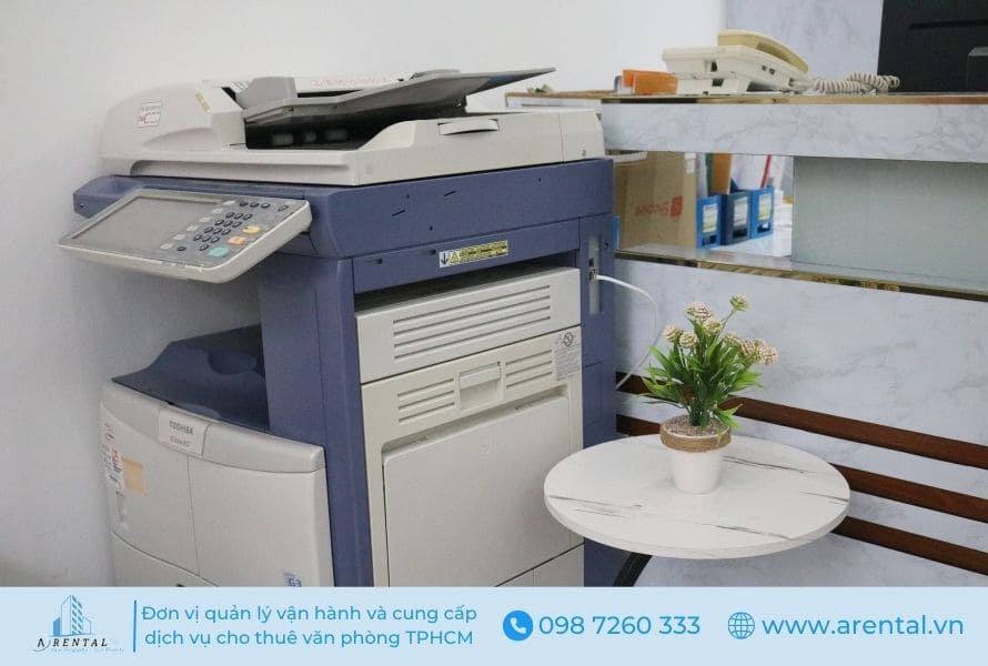 Thiết bị in ấn hỗ trợ khách hàng tại A Space Office quận 7.