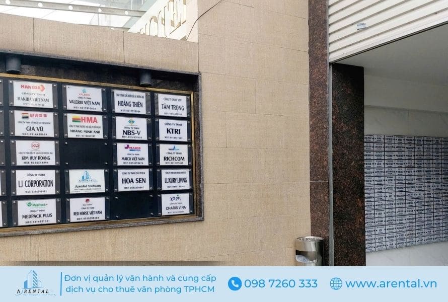 Biển hiệu được lắp đặt trước tòa nhà cho thuê văn phòng ảo TPHCM.