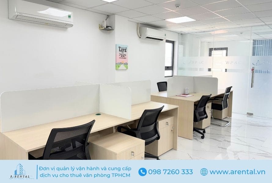 Khu vực bàn làm việc văn phòng chia sẻ ở Quận 2.