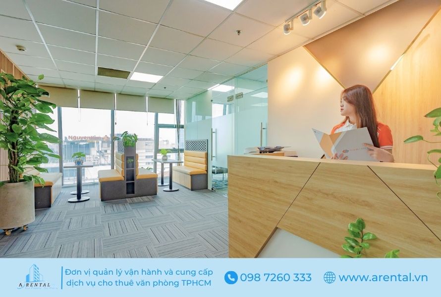 Bộ phận lễ tân tại văn phòng chia sẻ Quận 3 hỗ trợ nhận thư, bưu phẩm khi khách hàng không có mặt tại văn phòng.