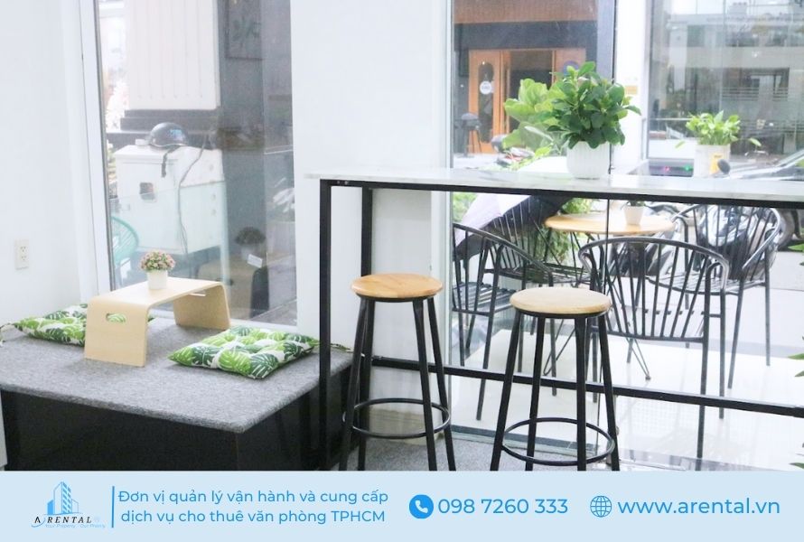 Khu vực đón tiếp khách hàng dành cho doanh nghiệp thuê văn phòng chia sẻ Quận 7.