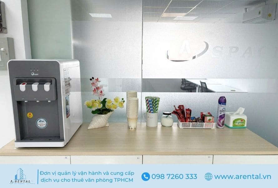 Tiện ích quầy pantry tự phục vụ miễn phí tại không gian làm việc của văn phòng chia sẻ Quận 2.