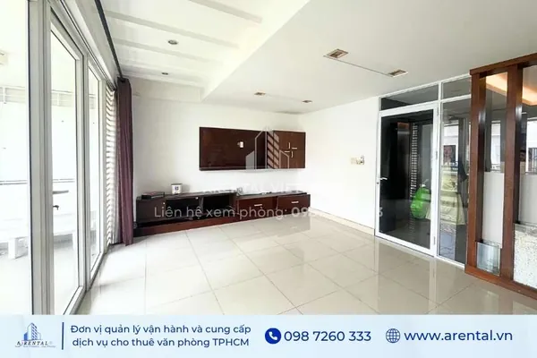 Văn phòng cho thuê diện tích 25m2 ở Quận 7 với trần cao được lắp đặt cửa kính cho không gian thông thoáng.