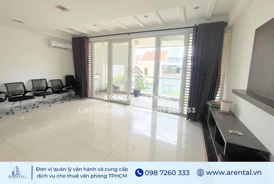 Không gian văn phòng 25m2 Quận 7 nhìn từ phía bên trong ra ban công.