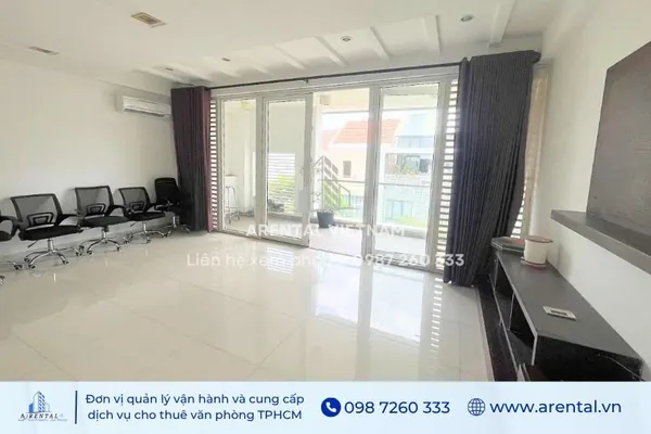 Không gian văn phòng 25m2 Quận 7 nhìn từ phía bên trong ra ban công.