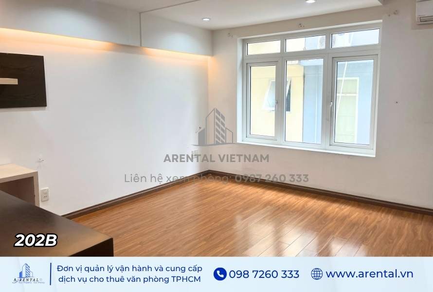 Thiết kế cửa sổ lớn trong văn phòng.