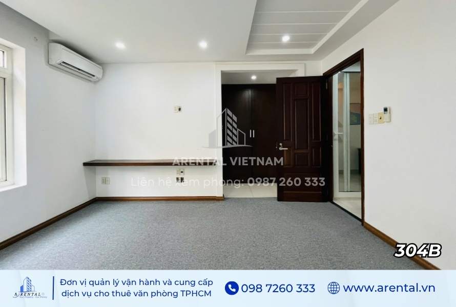 Kệ gỗ dài có thể tận dụng làm bàn máy in, để hồ sơ.