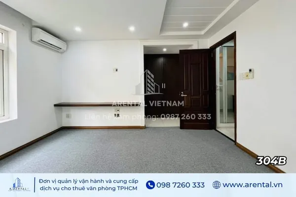Kệ gỗ dài có thể tận dụng làm bàn máy in, để hồ sơ.