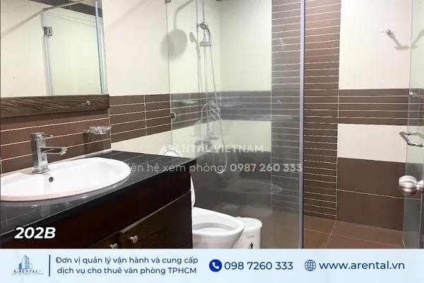 Nhà vệ sinh riêng của văn phòng cho thuê 30m2 quận 7.