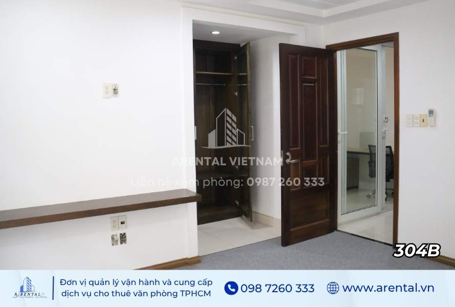 Tủ âm tường lắp đặt trong văn phòng giúp tiết kiệm diện tích.