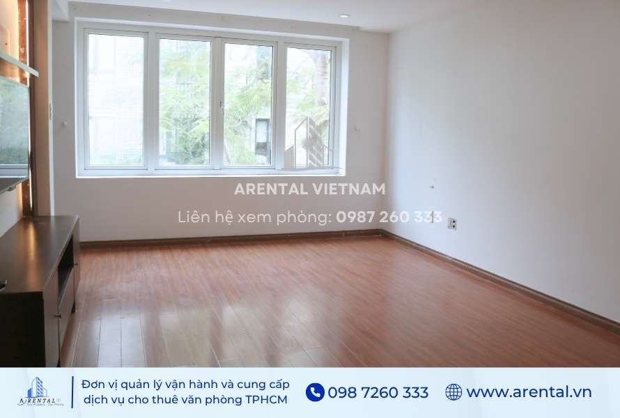 Cửa sổ lớn đón sáng trong văn phòng cho thuê 40m2 ở Quận 7.