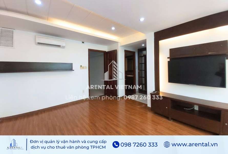 Tổng thể không gian văn phòng diện tích 40m2 với sàn gỗ.