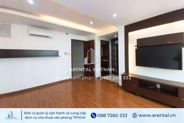 Tổng thể không gian văn phòng diện tích 40m2 với sàn gỗ.
