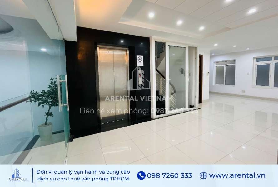 Hệ thống chiếu sáng với đèn led âm trần được lắp đặt sẵn trong văn phòng cho thuê 45m2 Quận 7.