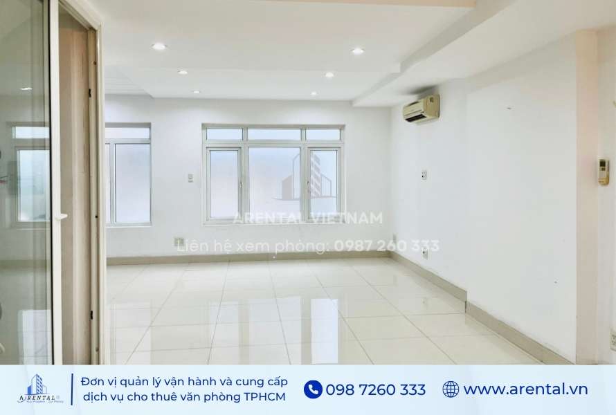 2 cửa sổ lớn trong văn phòng làm việc cho thuê diện tích 45m2.