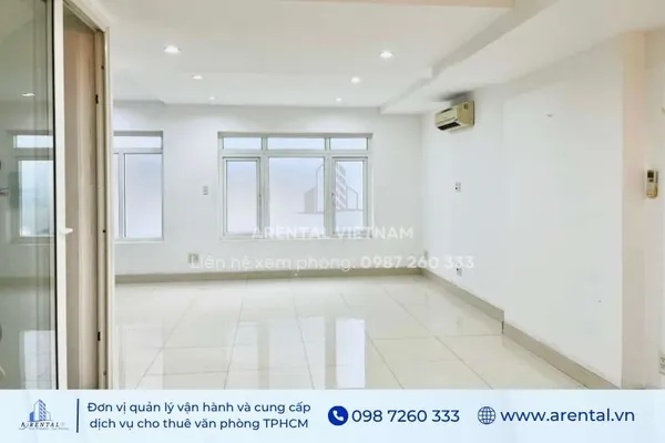 2 cửa sổ lớn trong văn phòng làm việc cho thuê diện tích 45m2.