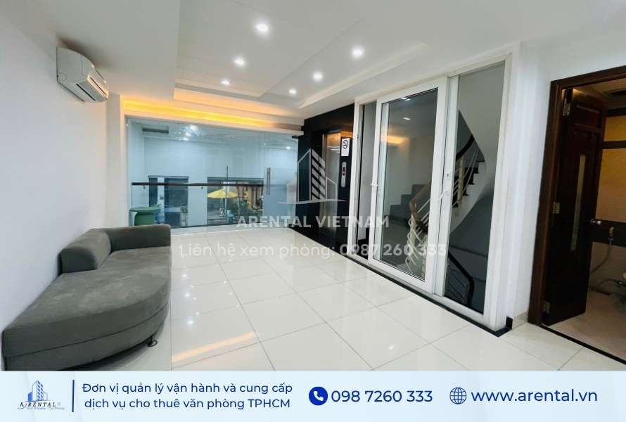 Văn phòng cho thuê 45m2 có ban công kính trong suốt nhìn về phía sảnh lễ tân.