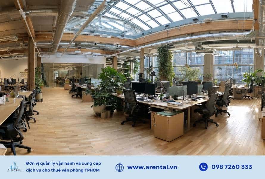 Bố cục văn phòng mở thường không có vách ngăn cứng, tạo nên sự liền mạch, dễ kết nối và trao đổi.
