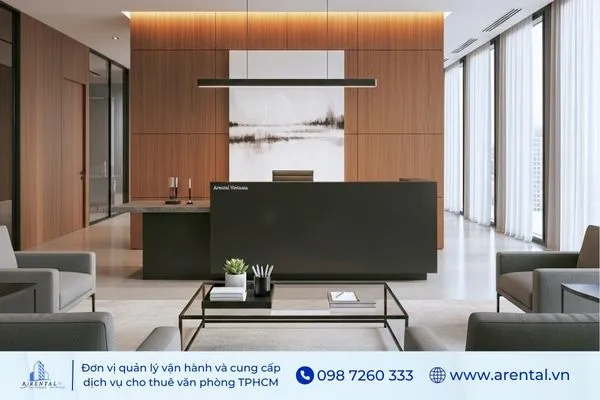 Thiết kế khu vực lễ tân văn phòng hiện đại, sử dụng gỗ ốp tường, ghế sofa xám và bàn trà nhỏ tối giản.