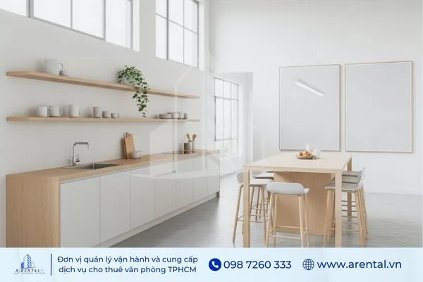 Thiết kế pantry văn phòng hiện đại theo phong cách tối giản, tủ bếp trắng, bàn gỗ sáng và kệ mở gọn gàng.