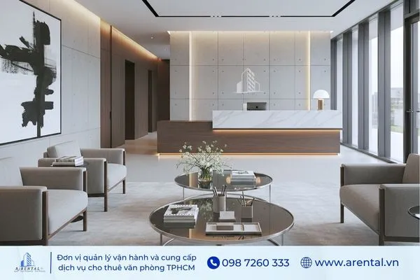 Thiết kế sảnh chờ văn phòng phong cách minimalism với quầy lễ tân sáng màu và ghế sofa xám.