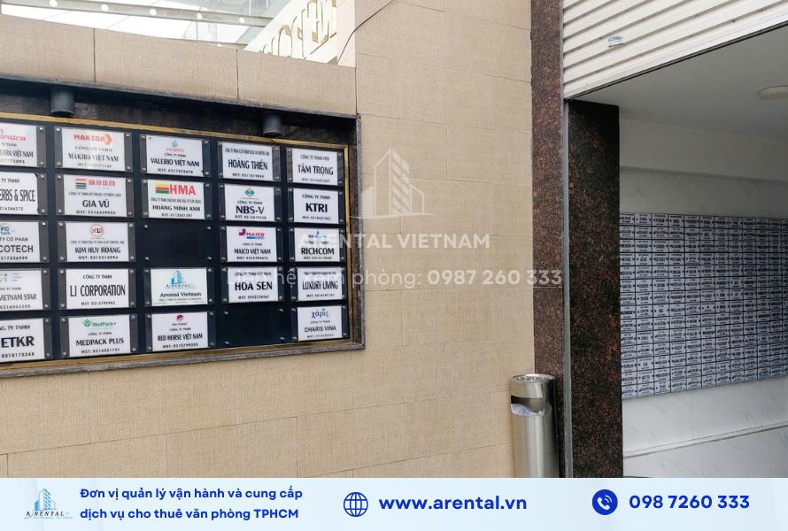 Bảng tên được lắp đặt trước tòa nhà cho thuê văn phòng trọn gói Arental Vietnam Quận 2.