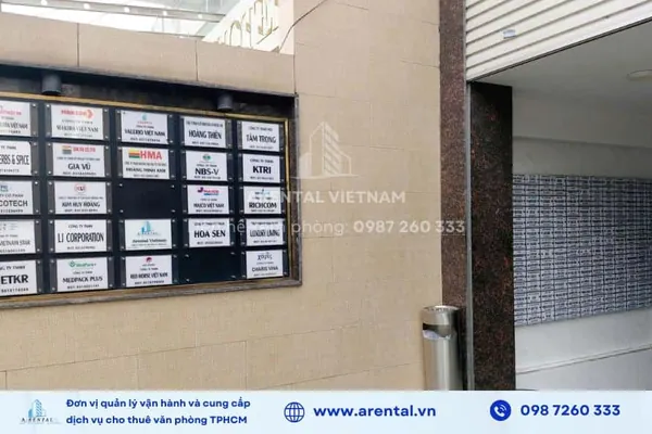 Bảng tên được lắp đặt trước tòa nhà cho thuê văn phòng trọn gói Arental Vietnam Quận 2.