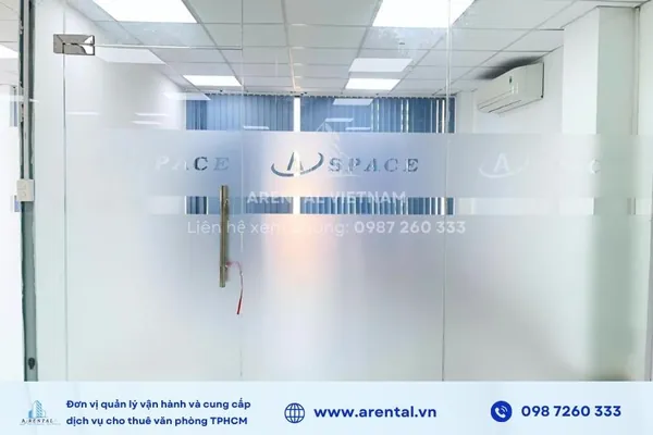 Cửa kính ra vào hiện đại của văn phòng trọn gói 14m2.