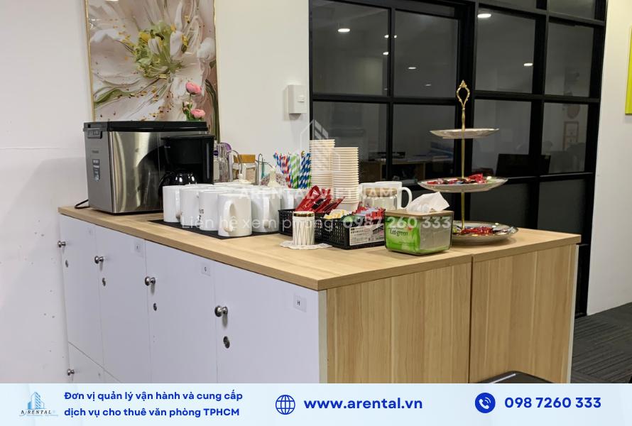 Quầy pantry cho khách thuê văn phòng trọn gói.
