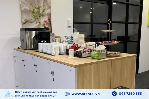 Quầy pantry cho khách thuê văn phòng trọn gói.
