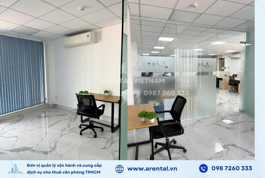 Văn phòng trọn gói 14m2 được trang bị máy lạnh, bàn ghế đầy đủ.