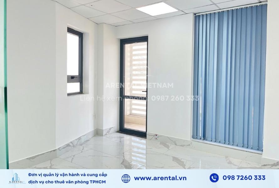 Cửa kính được trang bị rèm dễ dàng điều chỉnh ánh sáng.