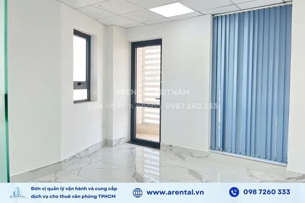 Hệ thống cửa kính lấy ánh sáng được lắp đặt đầy đủ trong không gian văn phòng trọn gói 16m2 Quận 2. Cửa kính được trang bị rèm dễ dàng điều chỉnh ánh sáng.