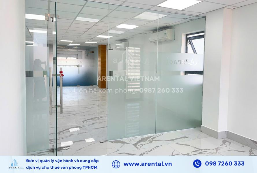 Cửa kính ra vào của văn phòng trọn gói 16m2.