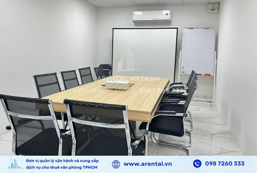 Phòng họp cho 10 người trang bị đầy đủ thiết bị như máy chiếu, bảng trắng, máy lạnh.