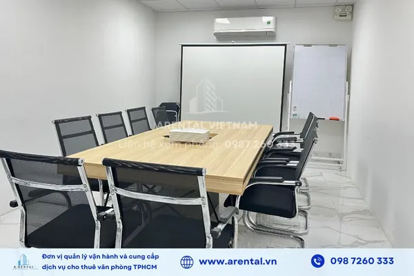 Dịch vụ đi kèm khi thuê văn phòng trọn gói 16m2 giá rẻ tại Quận 2. Phòng họp cho 10 người trang bị đầy đủ thiết bị như máy chiếu, bảng trắng, máy lạnh.