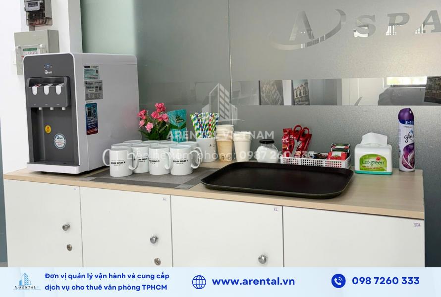 Quầy pantry cho khách thuê văn phòng trọn gói.