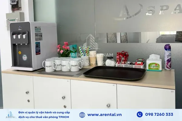 Quầy pantry miễn phí được bố trí tại mỗi tầng để phục vụ khách hàng thuê văn phòng. Quầy pantry cho khách thuê văn phòng trọn gói.