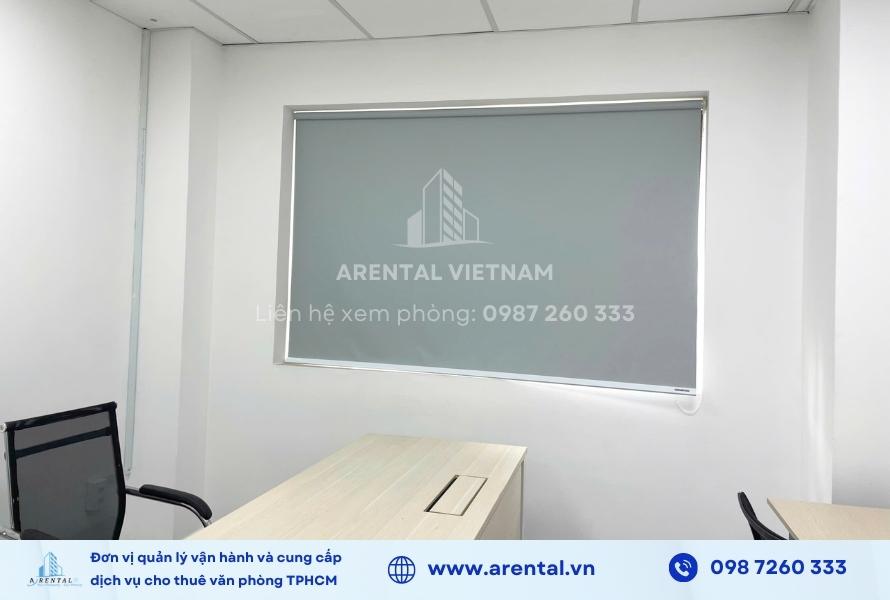 Cửa sổ được trang bị rèm dễ dàng điều chỉnh ánh sáng.