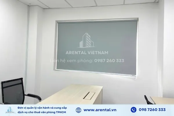 >Khu vực cửa số cũng được lắp rèm để tùy chỉnh ánh sáng. Cửa sổ được trang bị rèm dễ dàng điều chỉnh ánh sáng.