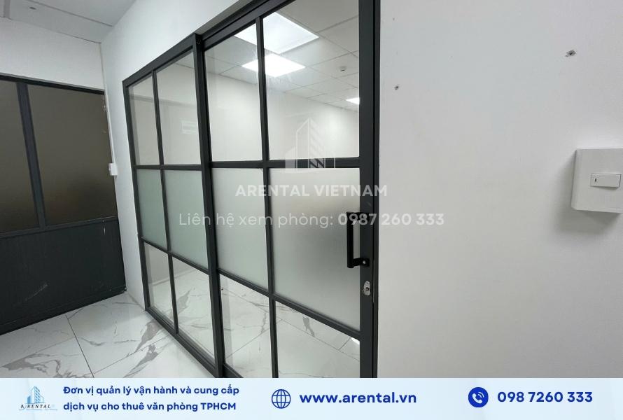 Cửa kéo ra vào của văn phòng trọn gói 20m2.