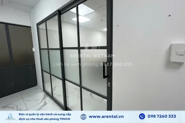 Văn phòng trọn gói 20m2 Quận 2 cho thuê sử dụng dạng cửa lùa có chìa khóa riêng. Cửa kéo ra vào của văn phòng trọn gói 20m2.
