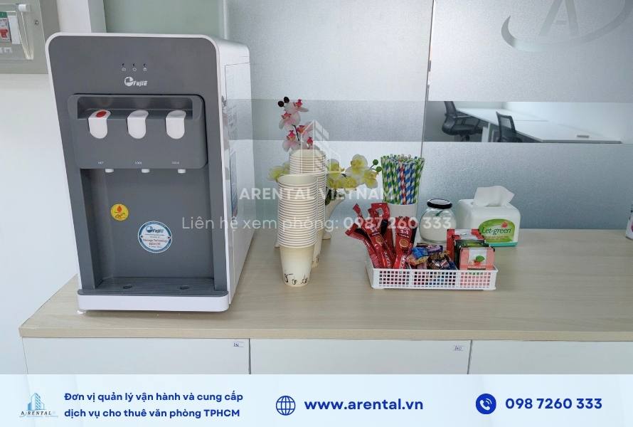 Tiện ích pantry tại khu vực chung khi thuê văn phòng trọn gói 25m2.