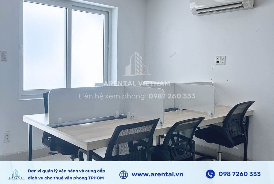 Khu vực bàn làm việc của nhân viên.