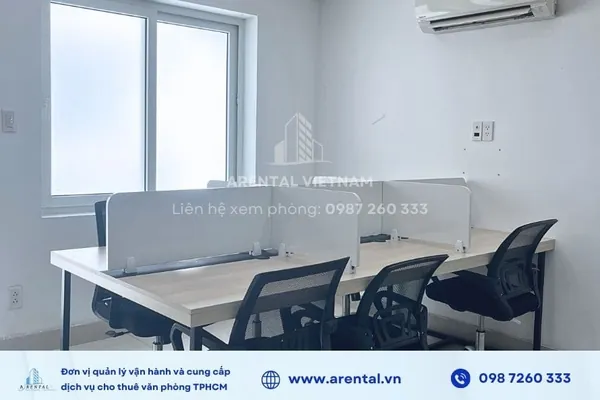 Văn phòng cho thuê đầy đủ nội thất 25m2 quận 7 được phân chia đầy đủ khu vực làm việc. Khu vực bàn làm việc của nhân viên.