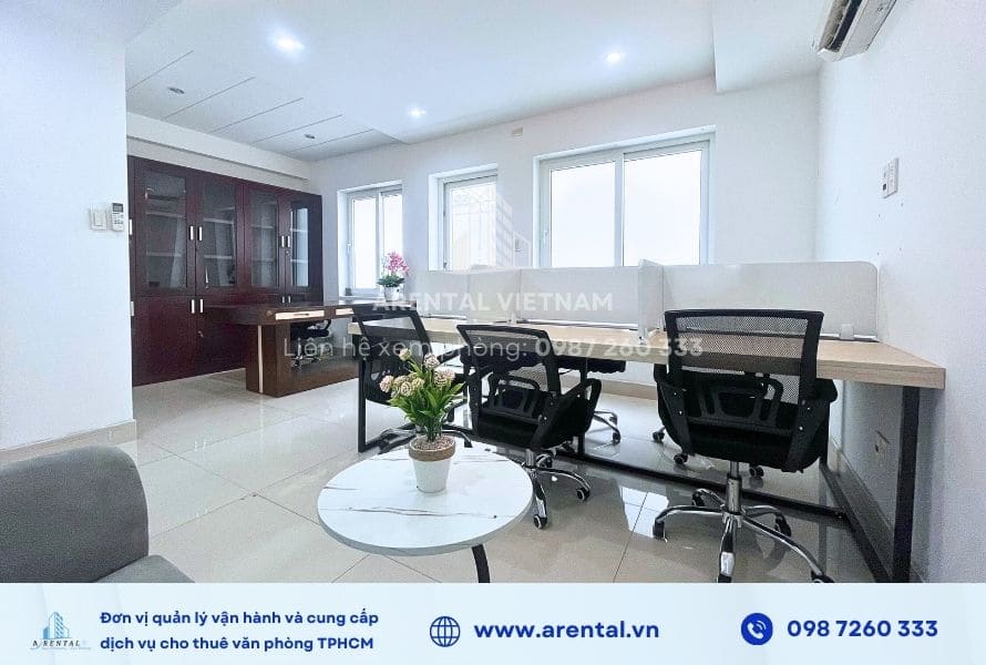 Cửa sổ, cửa kính đón ánh sáng tự nhiên tại văn phòng trọn gói 25m2 quận 7.