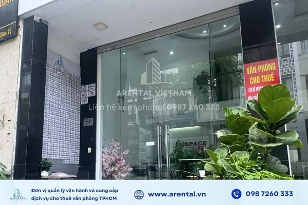 Bảng tên công ty được lắp đặt phía trước tòa nhà.