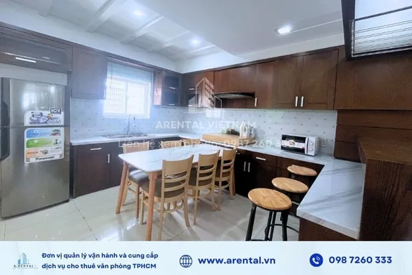 Khu vực phòng ăn chung và bếp hỗ trợ quý khách hàng thuê văn phòng. Phòng ăn chung và khu vực bếp cho khách hàng thuê văn phòng tại Quận 7.