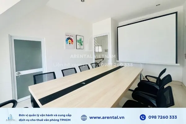 Tiện ích phòng họp theo giờ cũng được hỗ trợ khi thuê văn phòng trọn gói 30m2 Quận 7. Không gian phòng họp hiện đại tại tòa nhà.